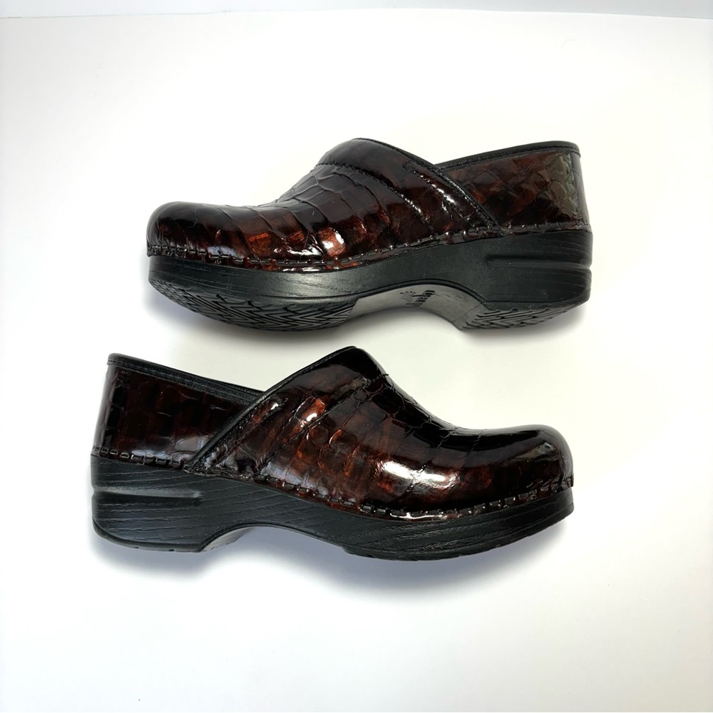 Dansko Brown Patent Leather Clogs Croc Embossed Comfort Nursing Shoes